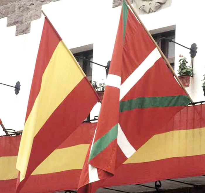 Espainiako bandera ipintzera behartuta daude