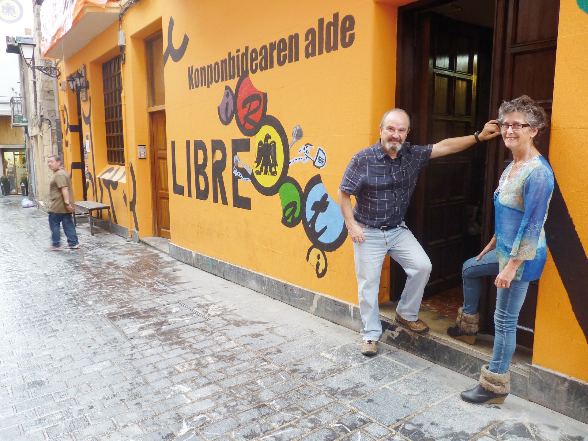 Hilabeteotako bi makroepaiketen atarian, "libre" aldarrikatuz