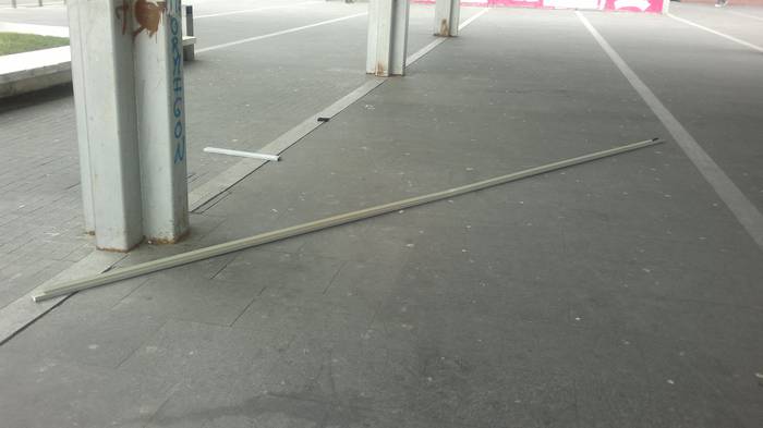 Haizeak Biteri plazako gasolindegiko xafla bat bota du