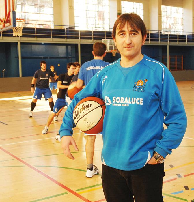 Asier Murua: "Talde gaztea garen arren, denboraldirako daukagun helburua konpetitiboak izatea da"