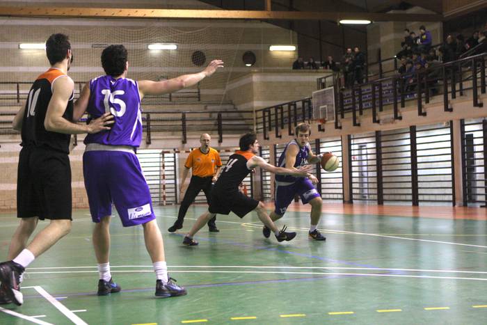 Partidu beroa izan zen Iturripen, atzoko denboraleari aurre egiteko