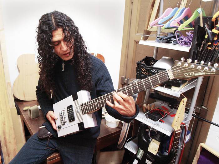 Ebert Sanchez: "Pixkanaka-pixkanaka, neure gitarrak egitea espero dut"