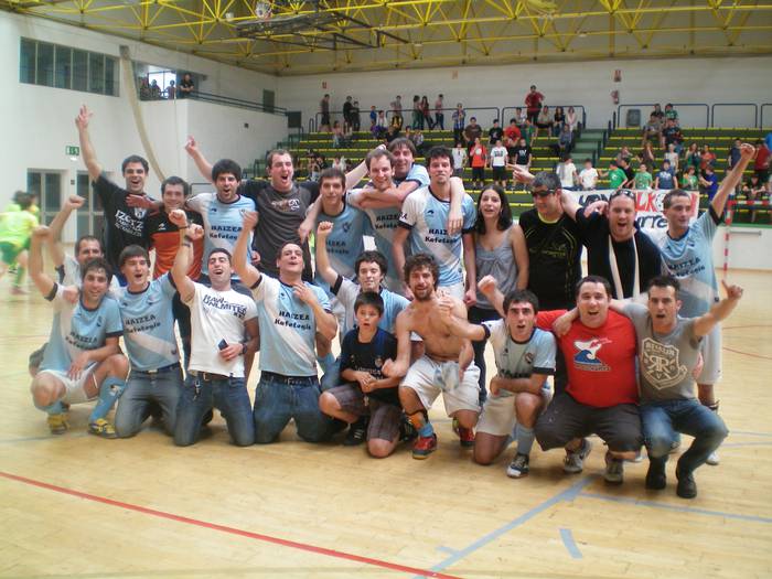 UDAko areto futbol taldea bigarren mailako txapeldun, emozioz betetako finala irabazi ondoren 
