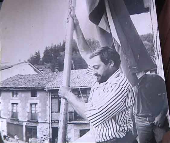 Bandera gorri-horia jartzearen "inposaketari" nola aurre egin pentsatzen 