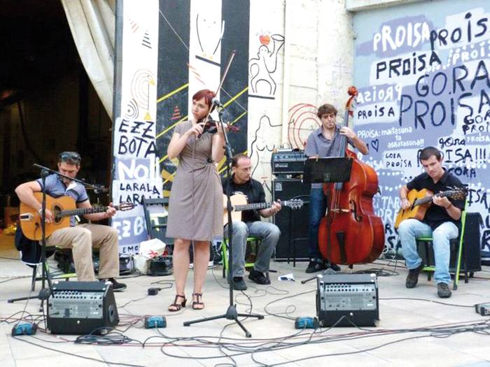 Berebille Swing: "Musika akustikoaren tradizioak eta sinpletasunak xarma berezia du"