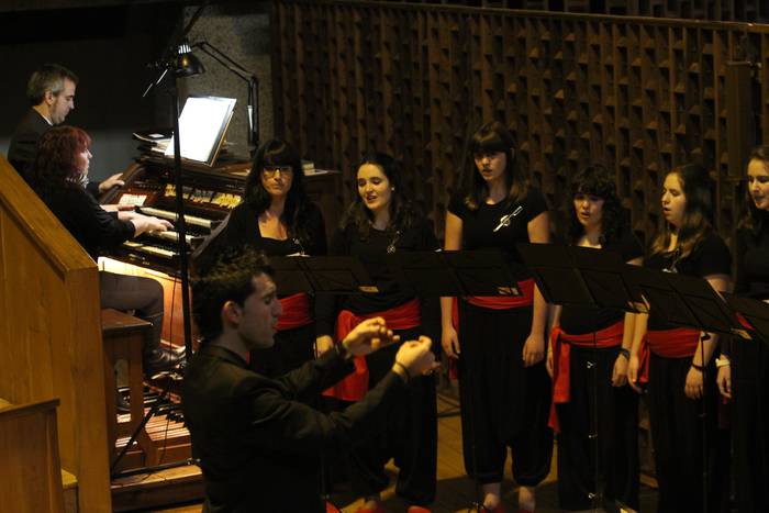 Musika erlijiosoa ezagutarazteko emanaldia eskaini dute Ganbarakoek