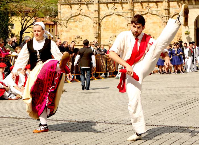 Bailarako dantzariak kalera irten ziren zapatuan Oñatin