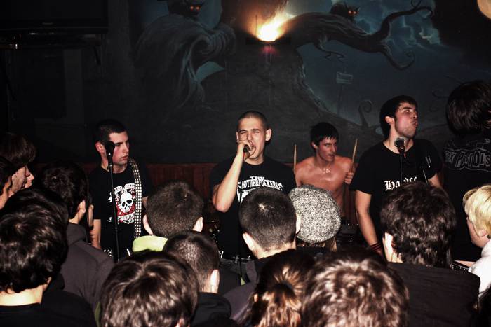 Interprete Desconocido: "Gaztetxeko komunetan hasi ginen punk-rock taldeen bertsioak egiten"
