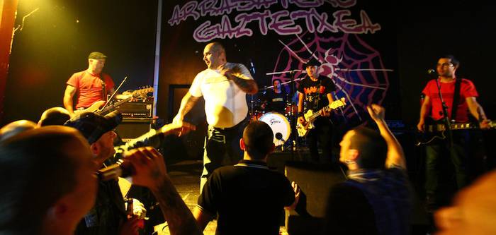 Dirty Brothers taldea Londresera doa Aste Santuan