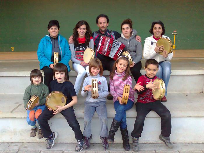 Angiozarko trikitilari eta pandero-joleek maketa bat grabatu dute