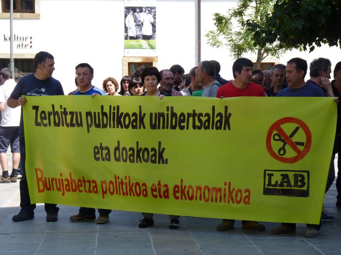 Zerbitzu publikoak, unibertsalak eta doakoak aldarrikatu dituzte
