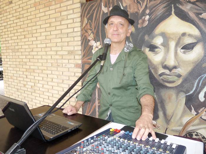 DJ, abeslari eta dantzari... dena batera