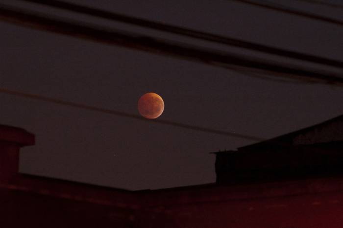 Ezohiko ilargi eklipse osoa, gaur, 21:50ean
