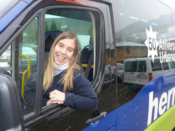 Amaia Velez de Mendizabal: "Kalean lan egitea da autobus gidaria izatearen gauzarik onena"