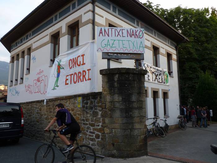Oñatiko Gazte Asanblada: "Bada garaia hildako lau pareta hauei bizitza emateko"