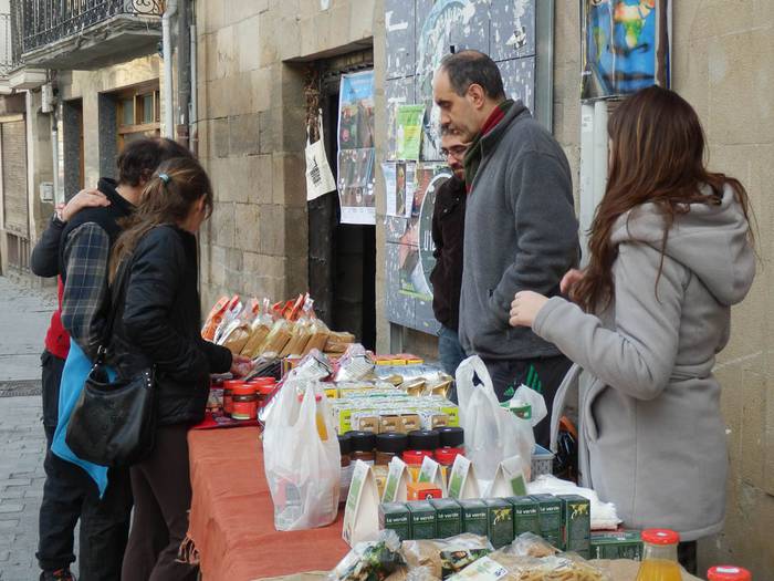 Bidezko merkataritzako produktuak atera ditu kalera Hiruatxek