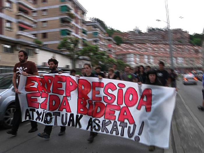 'Errepresioa ez da bidea, atxilotuak askatu!' lelopean manifestazioa, Arrasaten