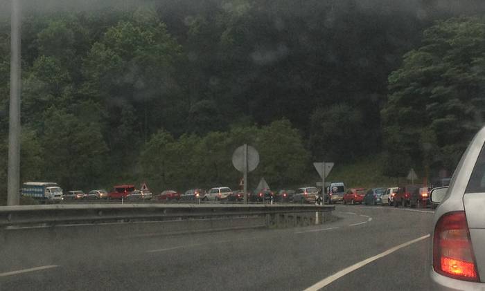 Auto istripua Epelen eta emakumezko bat ospitalera
