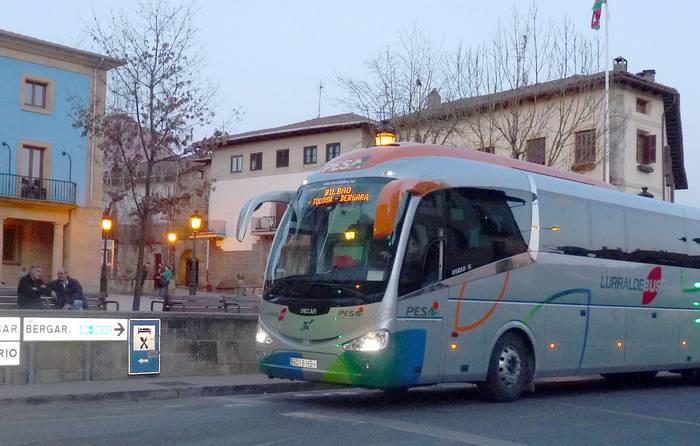 Autobus zerbitzuan hobekuntzarik ez azarora arte