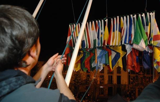 "Legeak behartuta" Espainiako bandera eta herriko biztanle guztien jatorrizko banderak jarriko dituzte Bergarako udaletxean