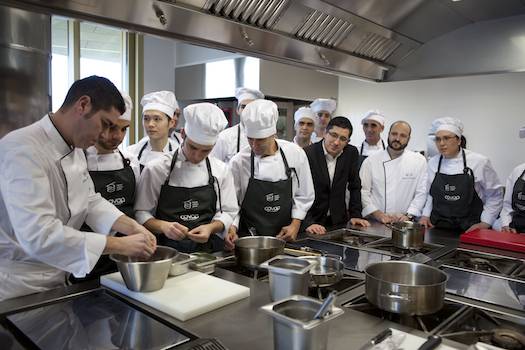 Basque Culinary Centerreko ikasleak Jose Carlos Garcia chefarekin