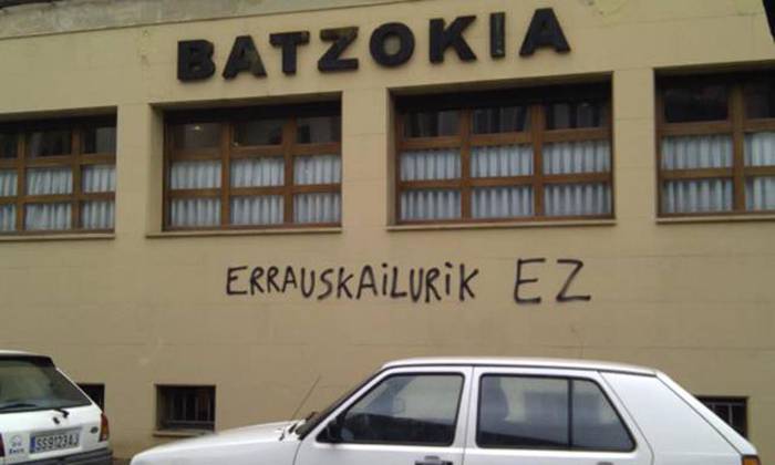Batzokian egindako pintada salatu du EAJk
