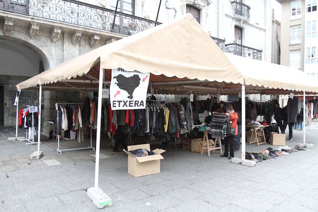 Euskal presoen aldeko bigarren eskuko azoka egiten dabiltza