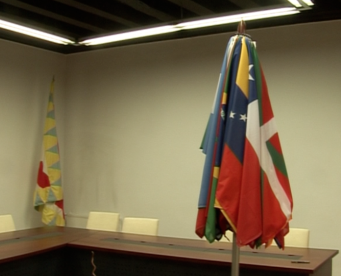 Bandera espainolaz gain, beste 25 naziotako banderak jarriko dituzte Eskoriatzako udaletxean