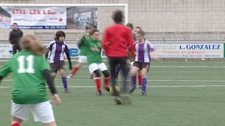 Emakumezkoen futbol txapelketa Aretxabaletan