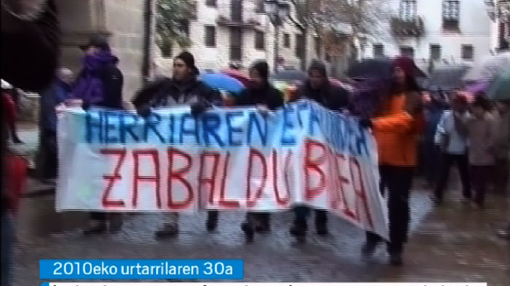 Urtebete da Arrasate eta Aramaio arteko errepidean lurjausia gertatu eta bidea moztu zutela 
