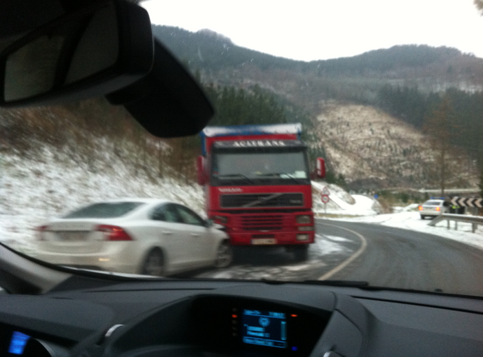 Hasi dira lehen istripu txikiak errepidean