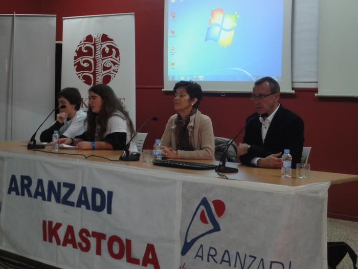 Mari Karmen Gallastegi eta Enrique Zuazua, Aranzadiko ikasleekin