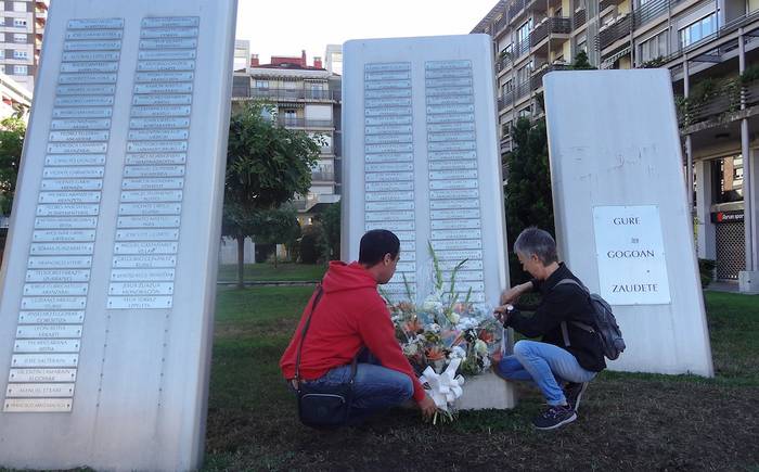 Lore sorta, Debagoieneko fusilatuen eta desagertuen monolitoan