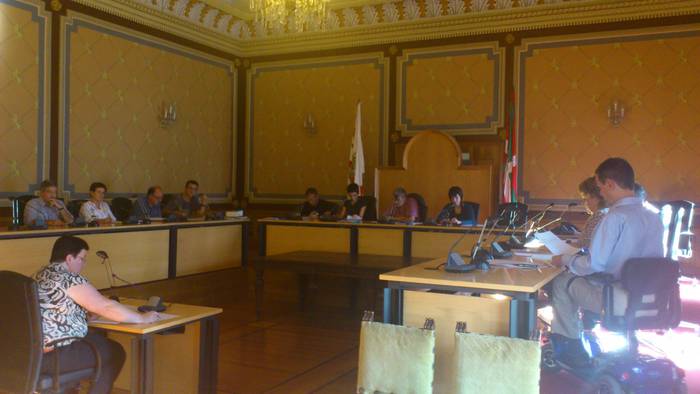 Eskaera eta galderetan eztabaida atzoko plenoan