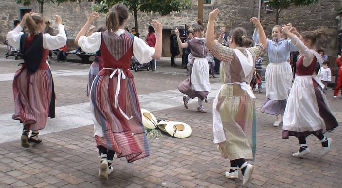 Euskal dantzak ikasteko aukera dute gaztetxoek Jardunekin