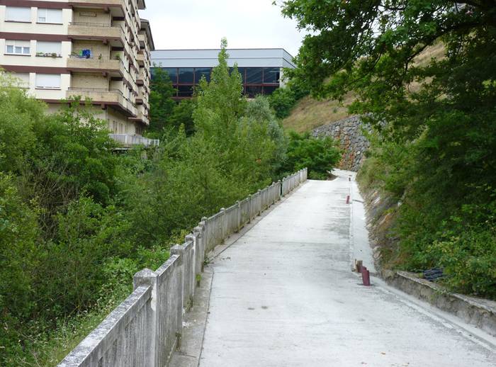 Deba ibaiaren beste aldean pasealekua izango da laster