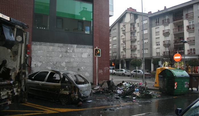Garbitu dituzte abenduaren 31n erretako edukiontziak eta autoa