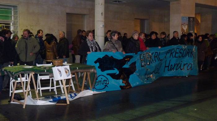 Euskal presoen aldeko elkarretaratzeak jende asko elkartu zuen