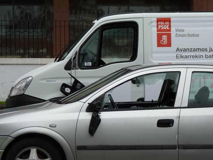 Hainbat auto kaltetu dituzte Arrasateko Ertzaintzaren aparkalekuan