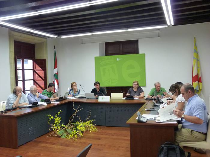 Atez ateko bilketaren proposamena onartu du osokoak, hiru ezezkorekin
