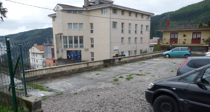 Herri eskola aurreko gunea urbanizatzeko lanak hastear