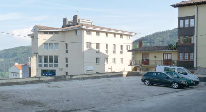 Eskola zaharraren espazioa, aparkatzeko 