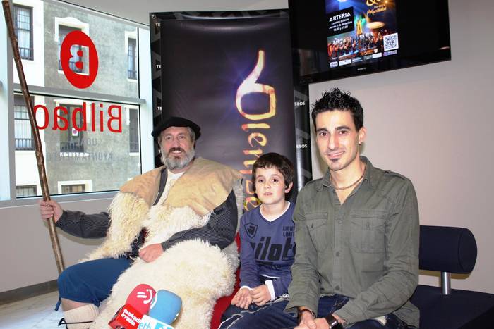 'Olentzero & Co!' ikuskizuna txalo artean hartu dute Bilbon ere
