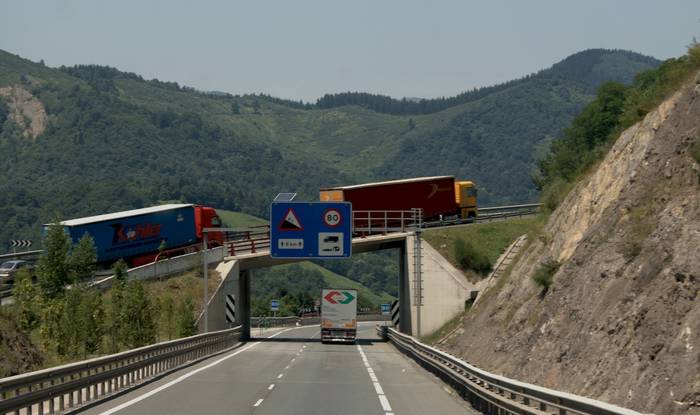 Etxegaraten bidesaririk ez; eta Deskargan?
