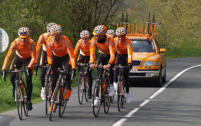 Euskaltel Euskadik Astorek egin dituen kalerako arropak aurkeztuko ditu
