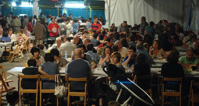 Jatekoa eta zerbeza gura beste, eta giro ezin hobea garagardo festan