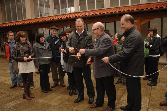Frontoi eraberritua inauguratuta eta ur hornikuntzaren proiektuaren lehen harria ipinita