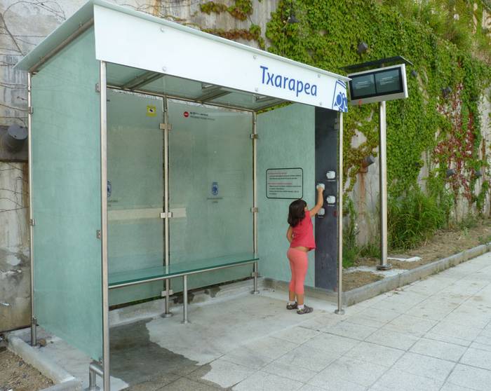 Ibilbide berria du autobusak, gaurtik, baina herritarrak ez daude gustura