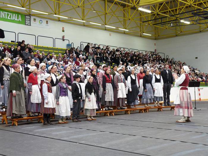 Goikobaluko talde guztiek Harreman erakundearen alde abestuko dute bihar