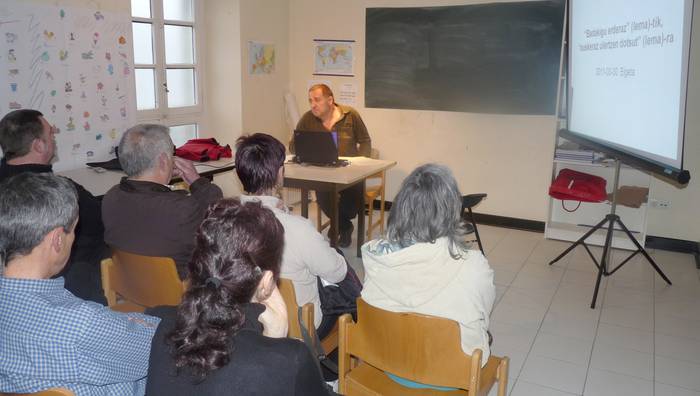 Alberto Telleriak Elgetan euskarak bizi duen egoera izan zuen hizpide